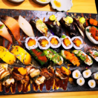 Eine ausladende sushi-platte in einem koreanischen Restaurant